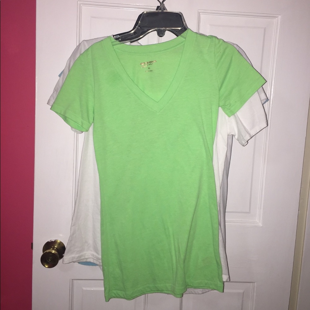 Green v-neck tee